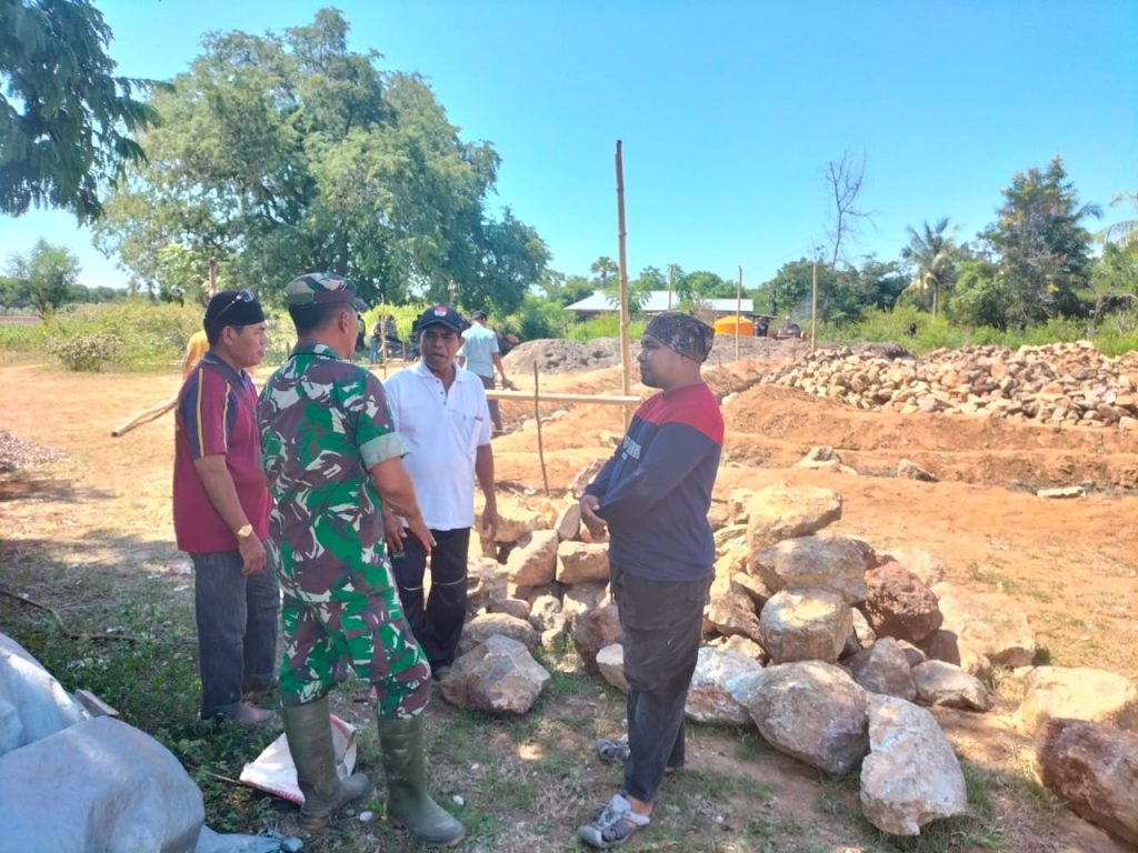Karya Bakti Babinsa Koramil Aesesa Gotong Royong Bangun Mushola