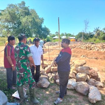 Karya Bakti Babinsa Koramil Aesesa Gotong Royong Bangun Mushola