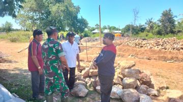 Karya Bakti Babinsa Koramil Aesesa Gotong Royong Bangun Mushola