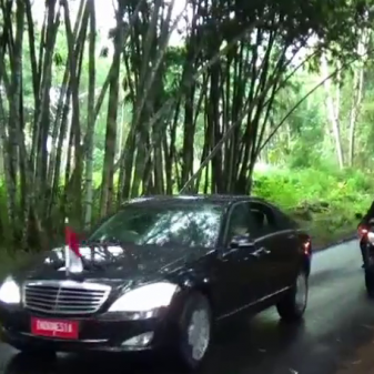 Bae Sonde Bae Jokowi Lebe Bae, Presiden Masuk Hutan Bambu Flores