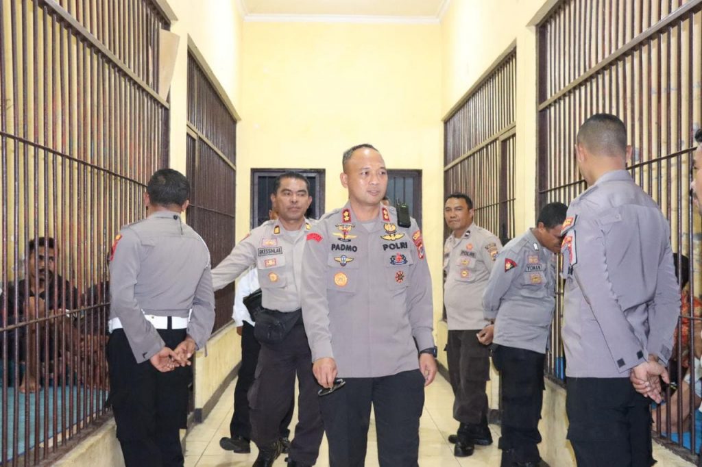 Pantau Tahanan, Kapolres Ngada Motivasi Tahanan Untuk Bertobat