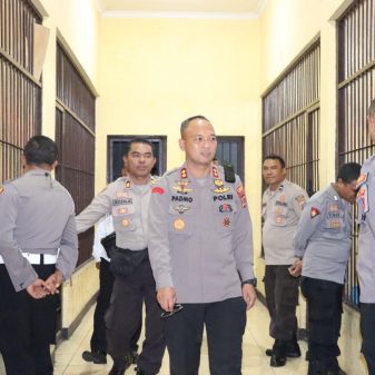 Pantau Tahanan, Kapolres Ngada Motivasi Tahanan Untuk Bertobat