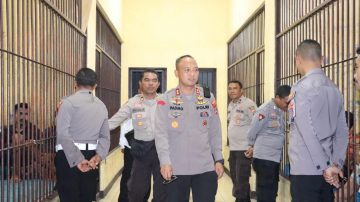 Pantau Tahanan, Kapolres Ngada Motivasi Tahanan Untuk Bertobat
