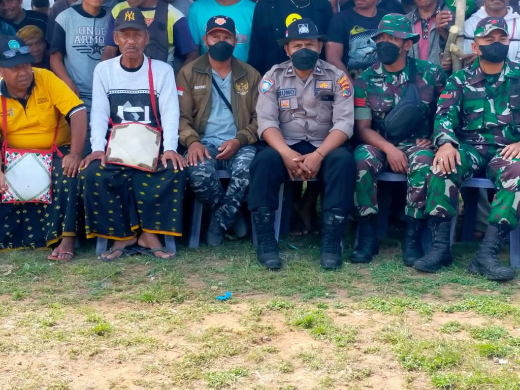Personil TNI 1625 Dan Polri Awasi Keamanan Tinju Adat Boawae