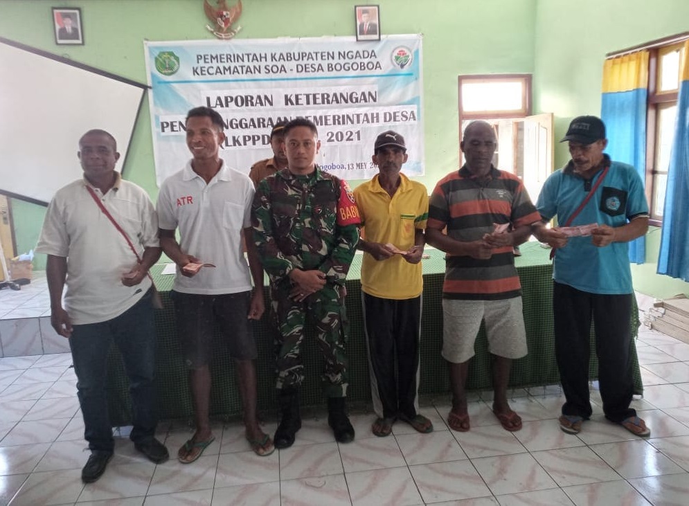 Babinsa Kodim 1625 Ngada Dampingi Penyaluran BLTDD 82 KK