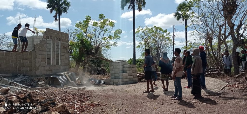 Dianggap Melanggar Hukum Adat, Masyarakat Adat Bongkar Bangunan Parmanen di Kampung Adat Namata