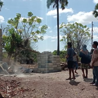 Dianggap Melanggar Hukum Adat, Masyarakat Adat Bongkar Bangunan Parmanen di Kampung Adat Namata