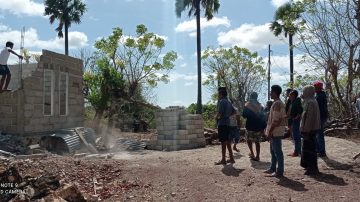 Dianggap Melanggar Hukum Adat, Masyarakat Adat Bongkar Bangunan Parmanen di Kampung Adat Namata