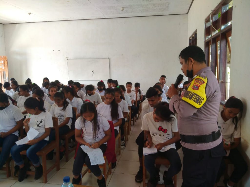 Kegiatan MPLS, SMAN 1 Sabu Tengah Gandeng Bhabinkamtibmas Berikan Penyuluhan Bahaya Narkoba