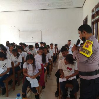 Kegiatan MPLS, SMAN 1 Sabu Tengah Gandeng Bhabinkamtibmas Berikan Penyuluhan Bahaya Narkoba