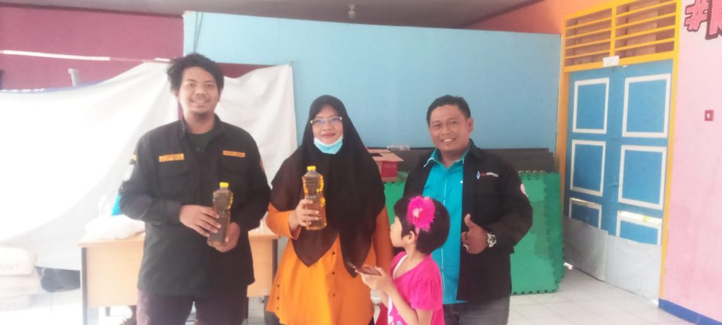 KNPI Cakung dan Karang Taruna Penggilingan Kerjasama, Jual Minyak Sawit Murah Kepada Masyarakat