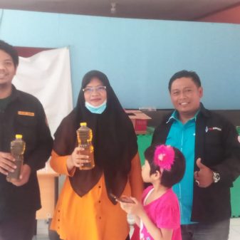 KNPI Cakung dan Karang Taruna Penggilingan Kerjasama, Jual Minyak Sawit Murah Kepada Masyarakat