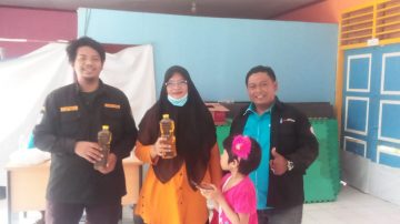 KNPI Cakung dan Karang Taruna Penggilingan Kerjasama, Jual Minyak Sawit Murah Kepada Masyarakat