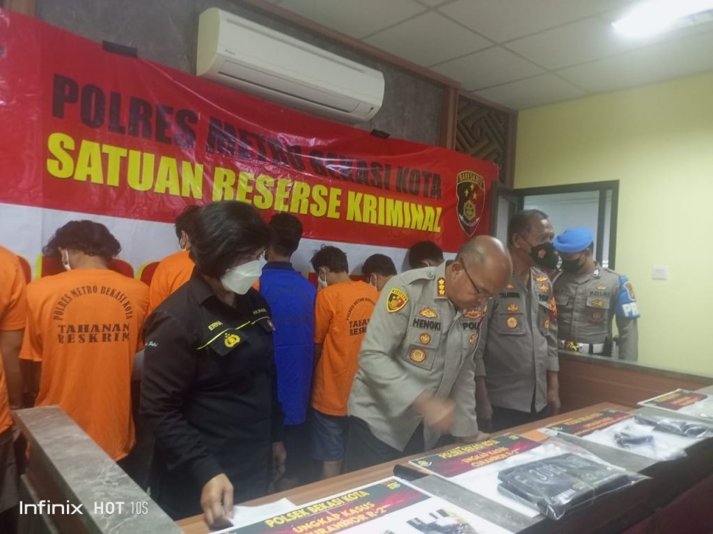 Kombes Pol Henky Didampingi Kapolsek Bekasi Kota, Pimpin Perskon Dua Kasus Terduga Curanmor R2 dan Kepemilikan Senpi Iligal