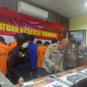 Kombes Pol Henky Didampingi Kapolsek Bekasi Kota, Pimpin  Perskon Dua Kasus Terduga Curanmor R2 dan Kepemilikan Senpi Iligal