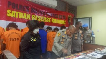 Kombes Pol Henky Didampingi Kapolsek Bekasi Kota, Pimpin  Perskon Dua Kasus Terduga Curanmor R2 dan Kepemilikan Senpi Iligal