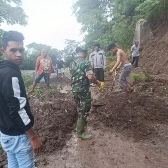 Babinsa 1625 Bersama Warga Mauponggo Bersihkan Jalan Longsor