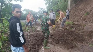 Babinsa 1625 Bersama Warga Mauponggo Bersihkan Jalan Longsor