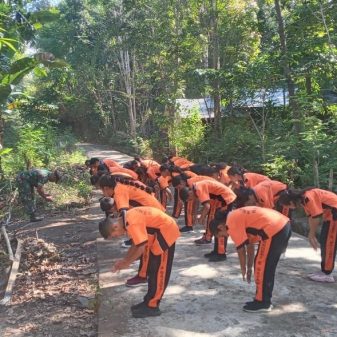 Pelajar SMPN II Bajawa Ikuti Pelatihan Kepemimpinan Dari Babinsa Kodim 1625