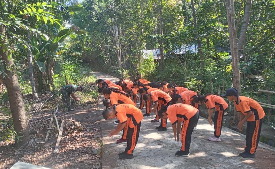 Pelajar SMPN II Bajawa Ikuti Pelatihan Kepemimpinan Dari Babinsa Kodim 1625