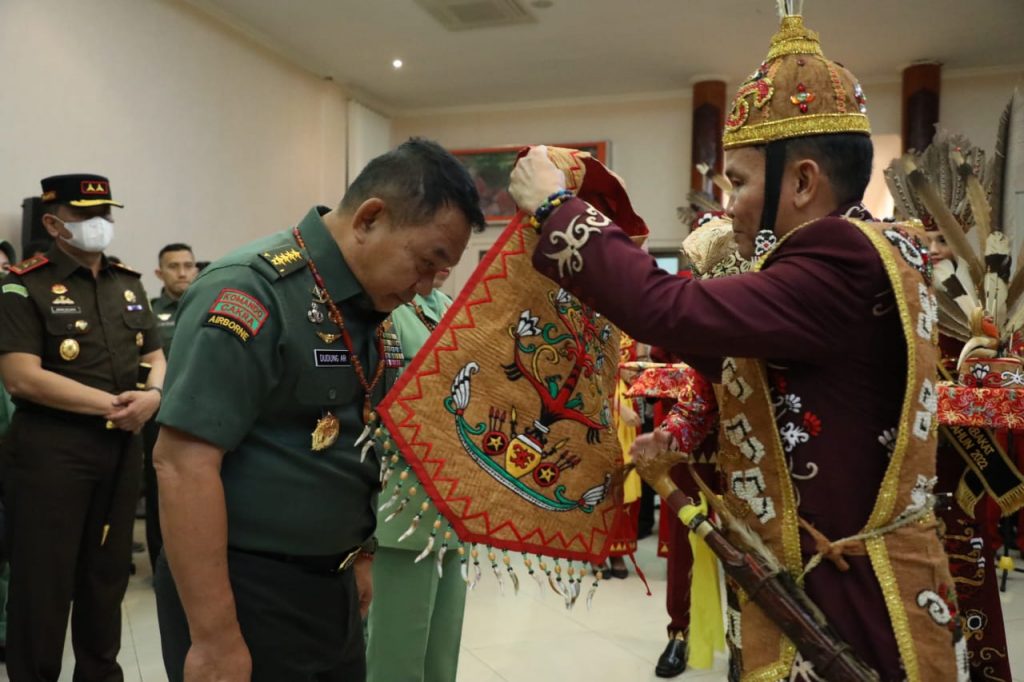 Kasad Dianugerahi Gelar Adat tertinggi Suku Dayak Mantir Hai Penambaha