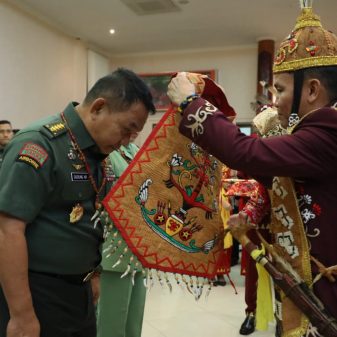 Kasad Dianugerahi Gelar Adat tertinggi Suku Dayak Mantir Hai Penambaha