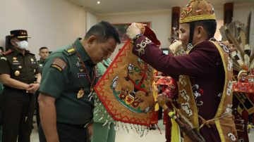 Kasad Dianugerahi Gelar Adat tertinggi Suku Dayak Mantir Hai Penambaha