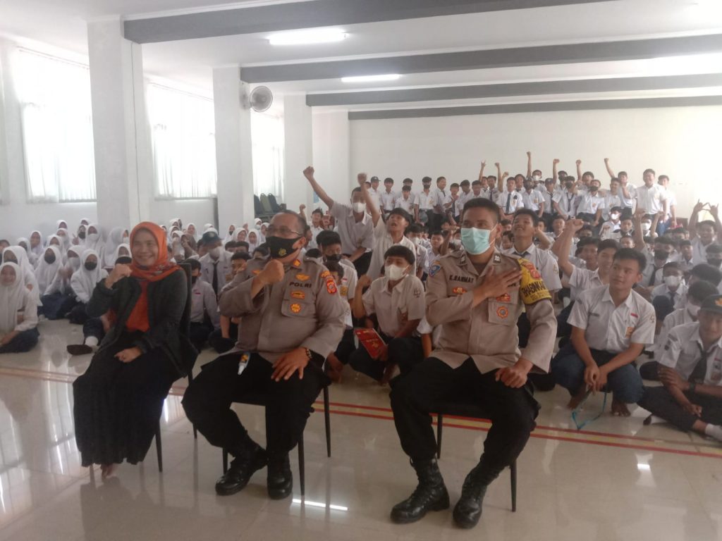 Siswa Baru SMK/SMA KP Baleendah, MPLS, mendapatkan Penyuluhan Hukum dari Pihak Kepolisian