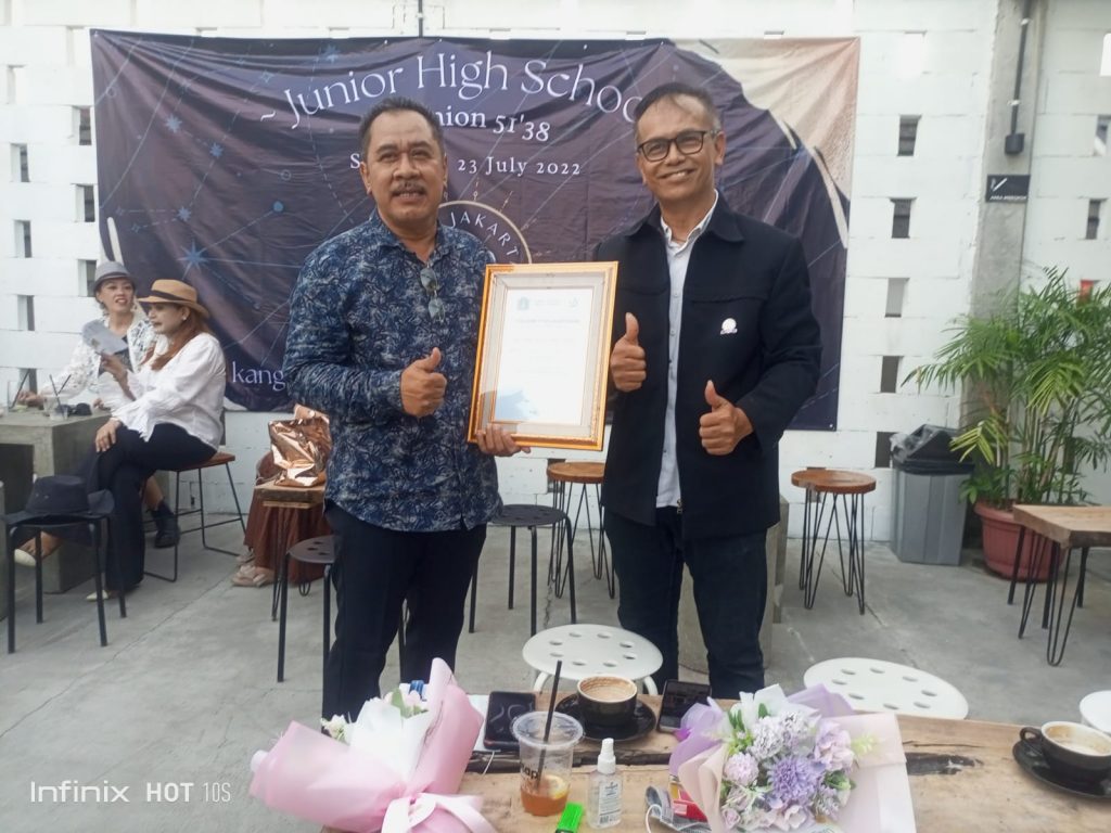 Reuni SMPN 51 Angkatan 38, H.Janjang Hanaris Terima Penghargaan ‘BAPAK PENBANGUNAN MASJID’