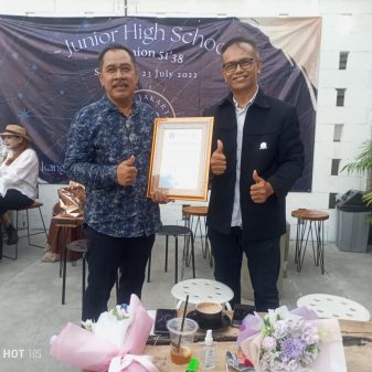 Reuni SMPN 51 Angkatan 38,  H.Janjang Hanaris Terima Penghargaan ‘BAPAK PENBANGUNAN MASJID’