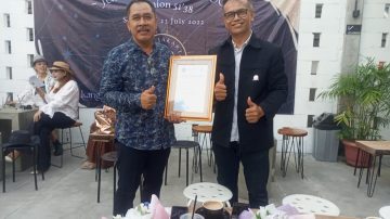 Reuni SMPN 51 Angkatan 38,  H.Janjang Hanaris Terima Penghargaan ‘BAPAK PENBANGUNAN MASJID’