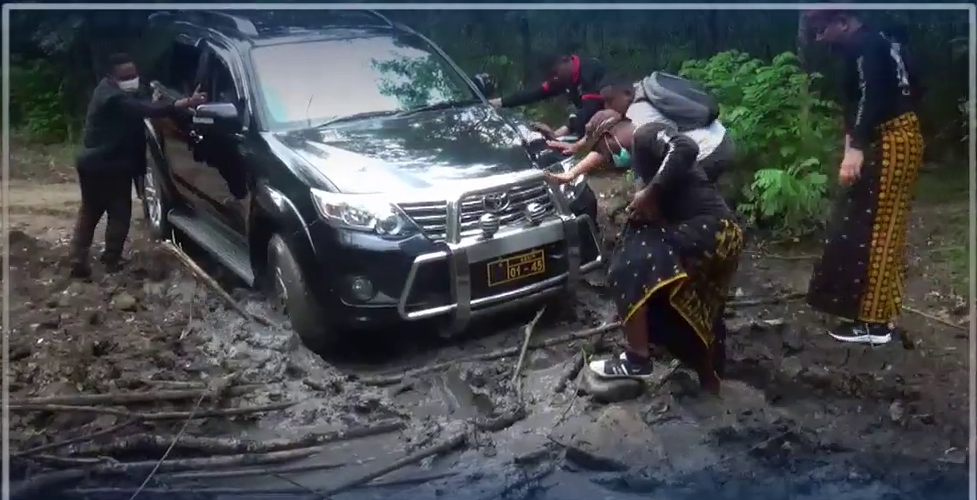 Anggota DPRD NTT Soroti Jalan Menuju Kampung Tradisional Kawa Nagekeo