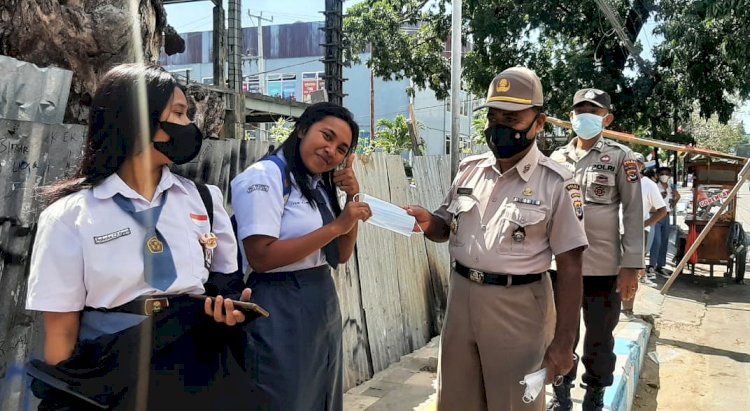 Ditbinmas Polda NTT Sambangi Pelajar SMA Kota Kupang Imbau Disiplin Prokes