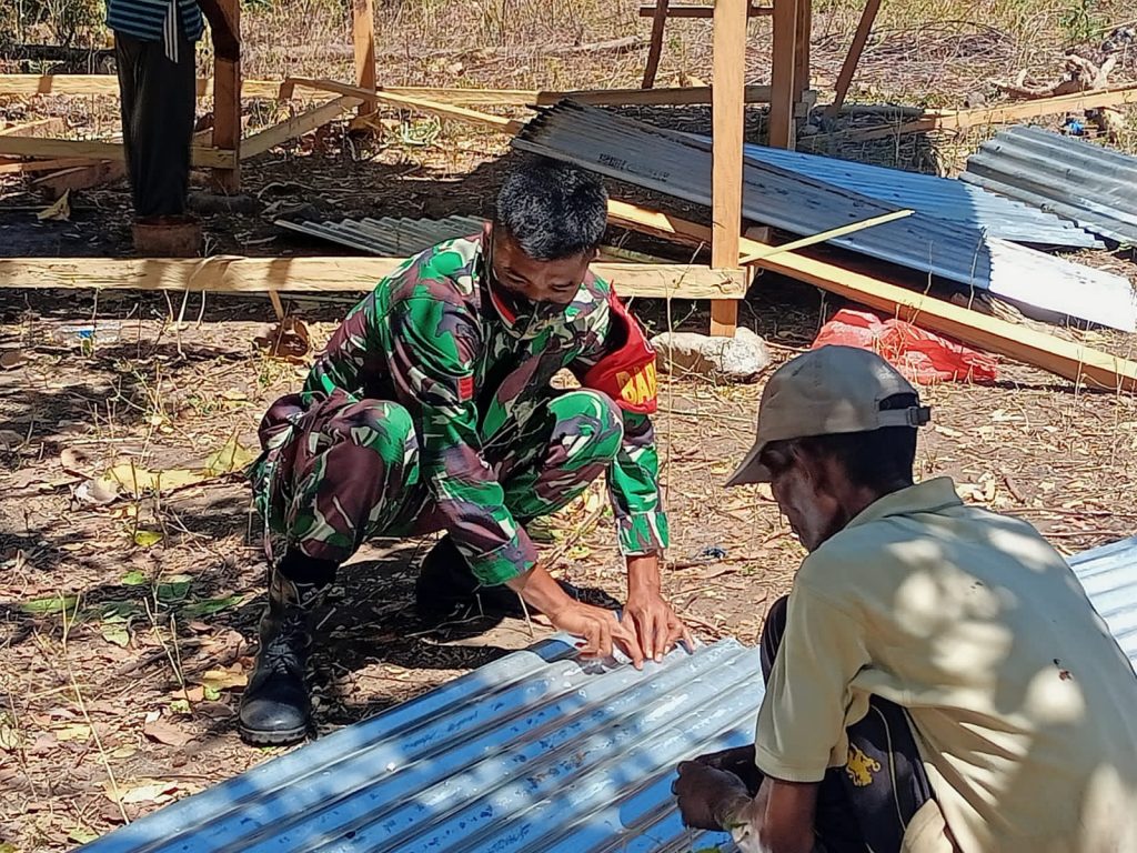 Manunggal Dengan Rakyat, Babinsa 1625 Bantu Warga Bangun Rumah