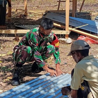 Manunggal Dengan Rakyat, Babinsa 1625 Bantu Warga Bangun Rumah