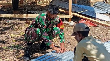 Manunggal Dengan Rakyat, Babinsa 1625 Bantu Warga Bangun Rumah