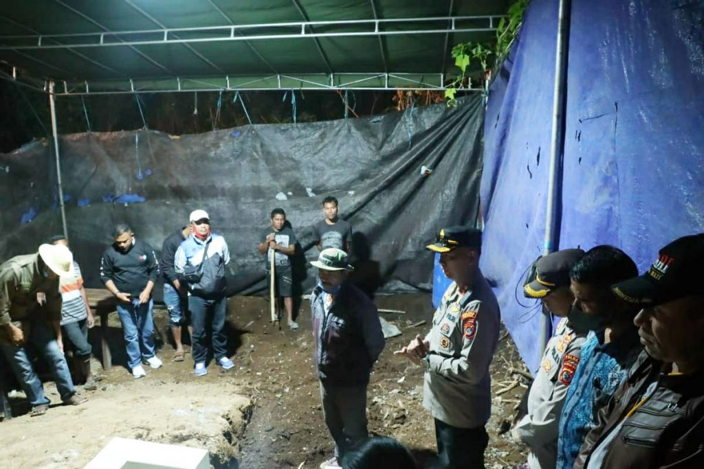 Kapolres Ngada NTT Pimpin Pengamanan Otopsi Jenazah Yosef F. Idam Putra