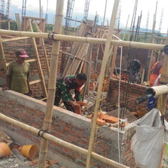 Bakti Rakyat, Babinsa 05 Aesesa Bantu Bangun Rumah Warga