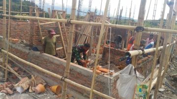 Bakti Rakyat, Babinsa 05 Aesesa Bantu Bangun Rumah Warga