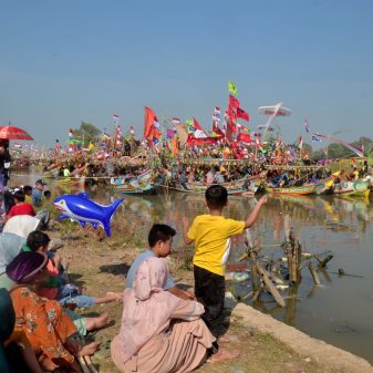 Ratusan Perahu Nelayan di Bugel Sukahaji Indramayu Gelar Tradisi Pesta Laut Nadran