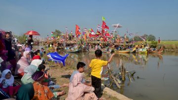 Ratusan Perahu Nelayan di Bugel Sukahaji Indramayu Gelar Tradisi Pesta Laut Nadran