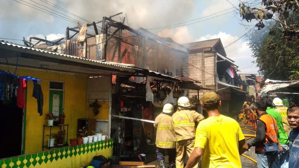 Satu Unit Rumah Ludes Terbakar di Jalan Inspeksi Kali Sunter