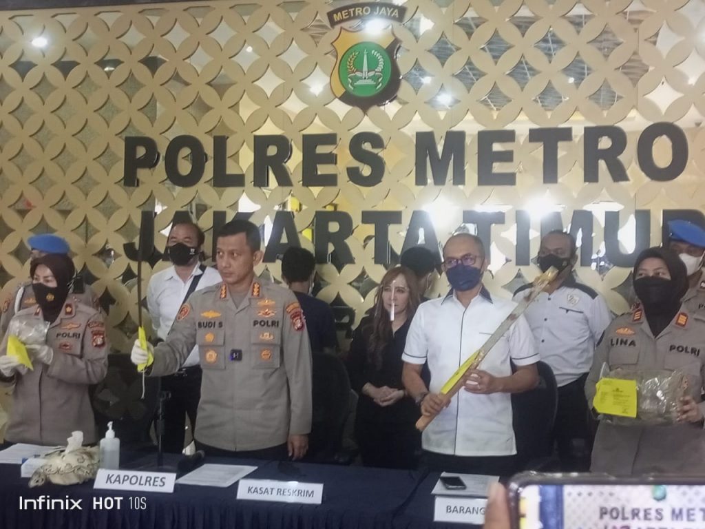 Mapolres Jakarta Timur Gelar Ungkap Kasus Pembunuhan Wartawan Raja Ampat Pos