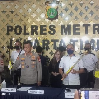 Mapolres Jakarta Timur Gelar Ungkap Kasus Pembunuhan Wartawan Raja Ampat Pos