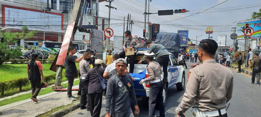 Kecelakaan Truk Fuso Tabrak Motor dan Sepeda, Kasat Lantas Polres Tasikmalaya Bantu Evakuasi Korban