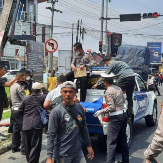 Kecelakaan Truk Fuso Tabrak Motor dan Sepeda, Kasat Lantas Polres Tasikmalaya Bantu Evakuasi Korban 