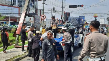 Kecelakaan Truk Fuso Tabrak Motor dan Sepeda, Kasat Lantas Polres Tasikmalaya Bantu Evakuasi Korban