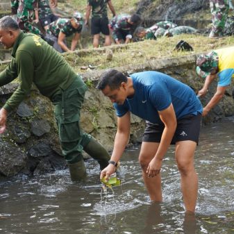 Nyemplung Bareng Bersihkan Kali Rompang, Danrem 071/Wijayakusuma Lakukan Rakoor