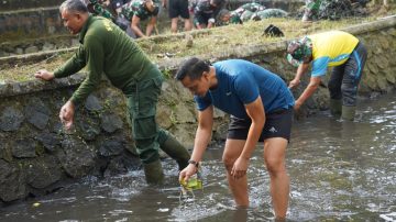 Nyemplung Bareng Bersihkan Kali Rompang, Danrem 071/Wijayakusuma Lakukan Rakoor