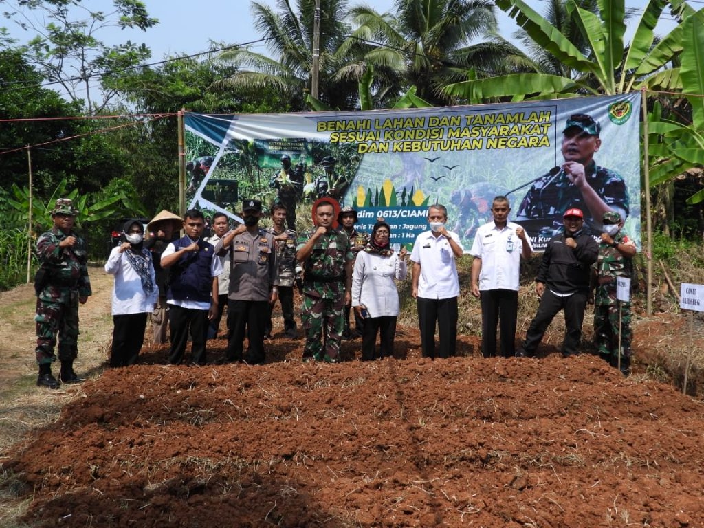 Tingkatkan Ketahanan Pangan , Dandim 0613/Ciamis Lakukan Penanaman Jagung di Baregbeg